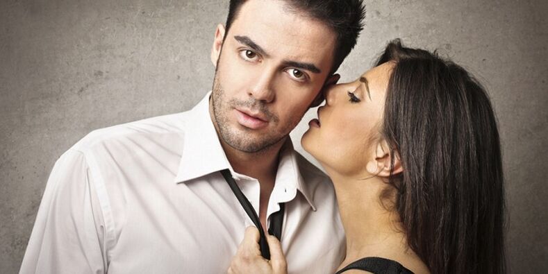 გოგონა აცდუნებს მამაკაცს, რომელიც ზრდის პოტენციას